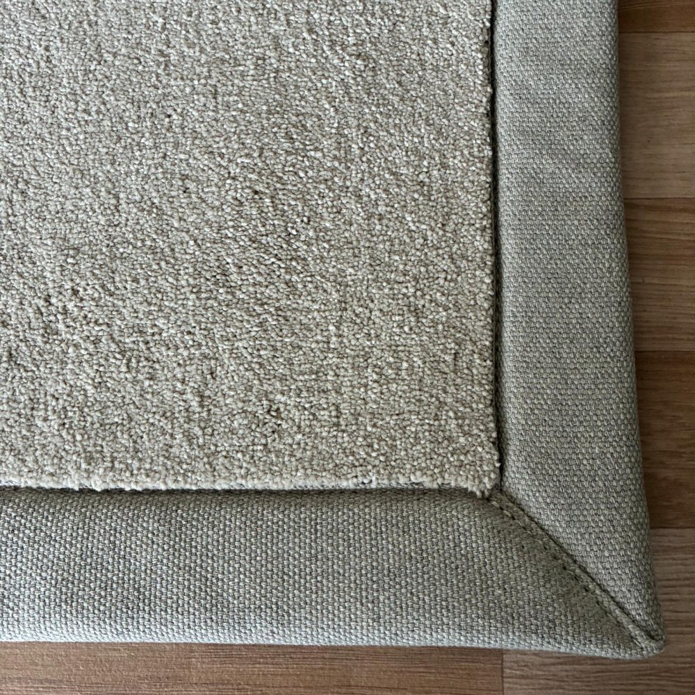 Tapis sur mesure beige clair doux et résistant finition gansée