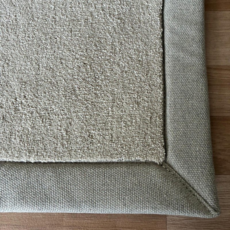 Tapis sur mesure beige clair doux et résistant finition gansée
