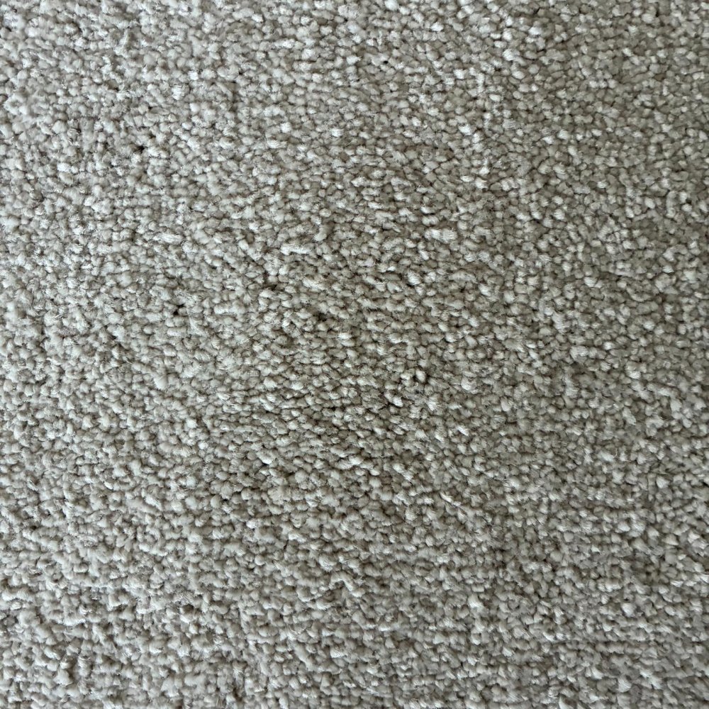 Tapis sur mesure beige clair doux et résistant finition gansée