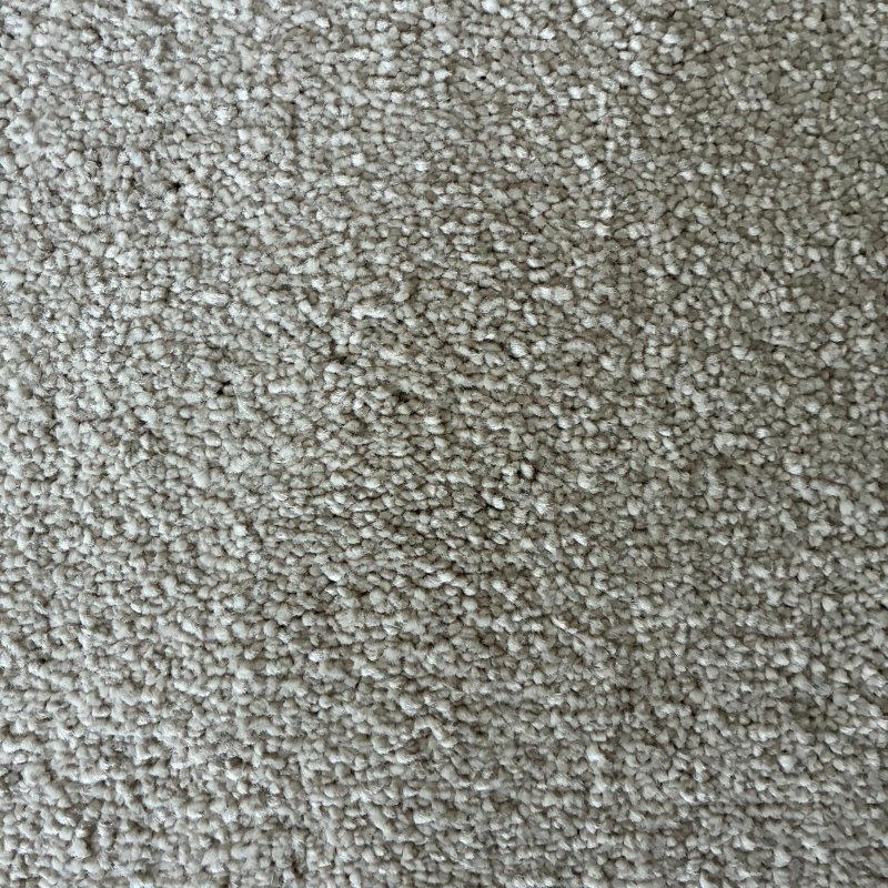 Tapis sur mesure beige clair doux et résistant finition gansée
