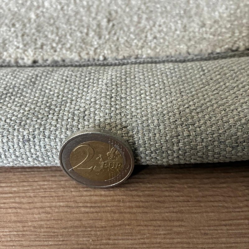 Tapis sur mesure beige clair doux et résistant finition gansée