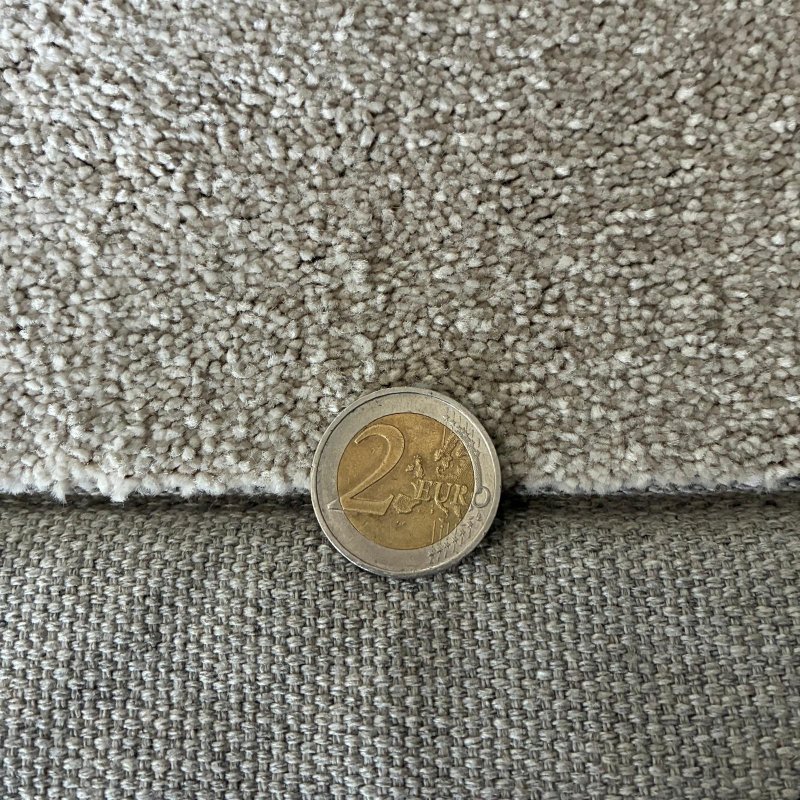 Tapis sur mesure beige clair doux et résistant finition gansée