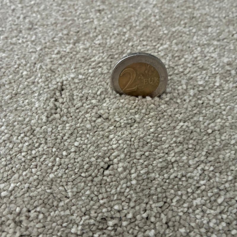 Tapis sur mesure beige clair doux et résistant finition gansée