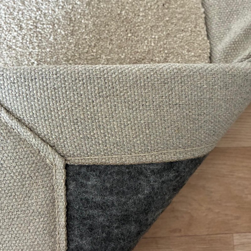 Tapis sur mesure beige clair doux et résistant finition gansée
