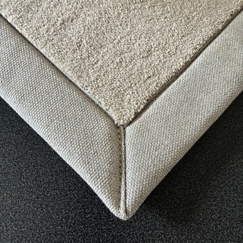 Tapis sur mesure beige clair doux et résistant finition gansée