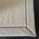 Tapis sur mesure beige clair doux et résistant finition gansée