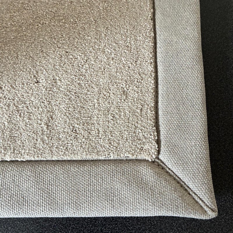 Tapis sur mesure beige clair doux et résistant finition gansée