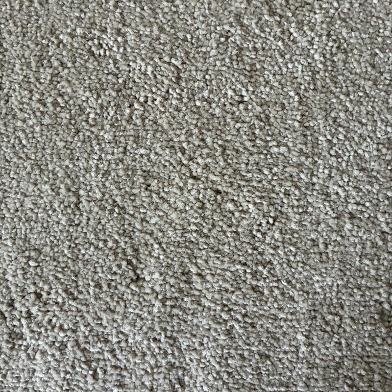 Tapis sur mesure beige clair doux et résistant finition gansée
