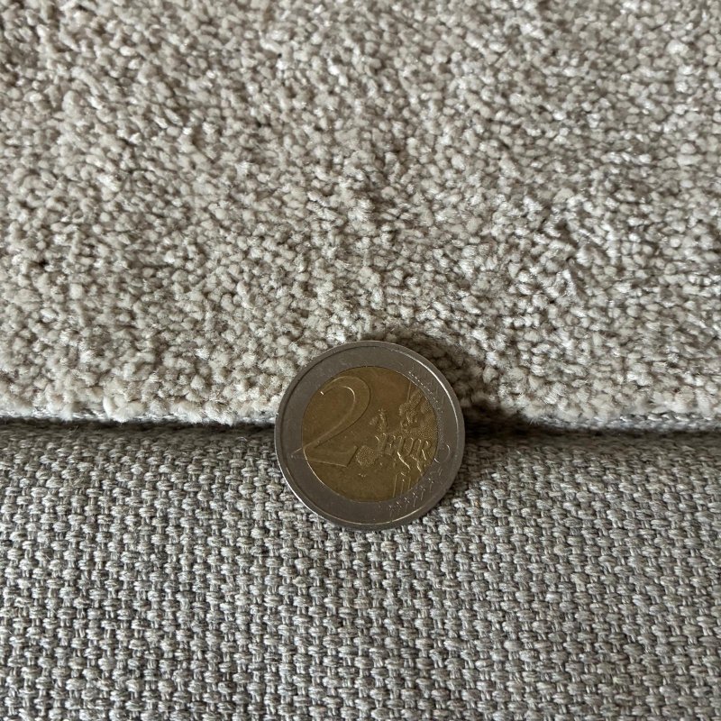 Tapis sur mesure beige clair doux et résistant finition gansée