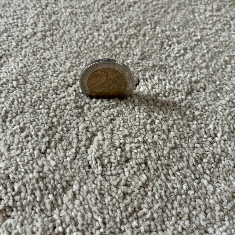 Tapis sur mesure beige clair doux et résistant finition gansée