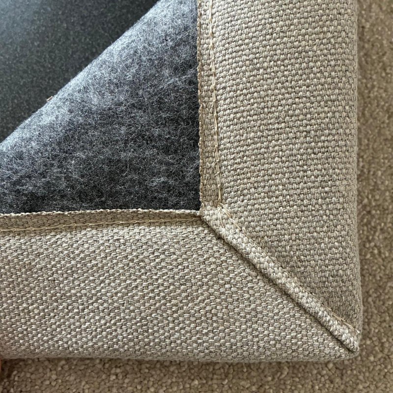 Tapis sur mesure beige clair doux et résistant finition gansée