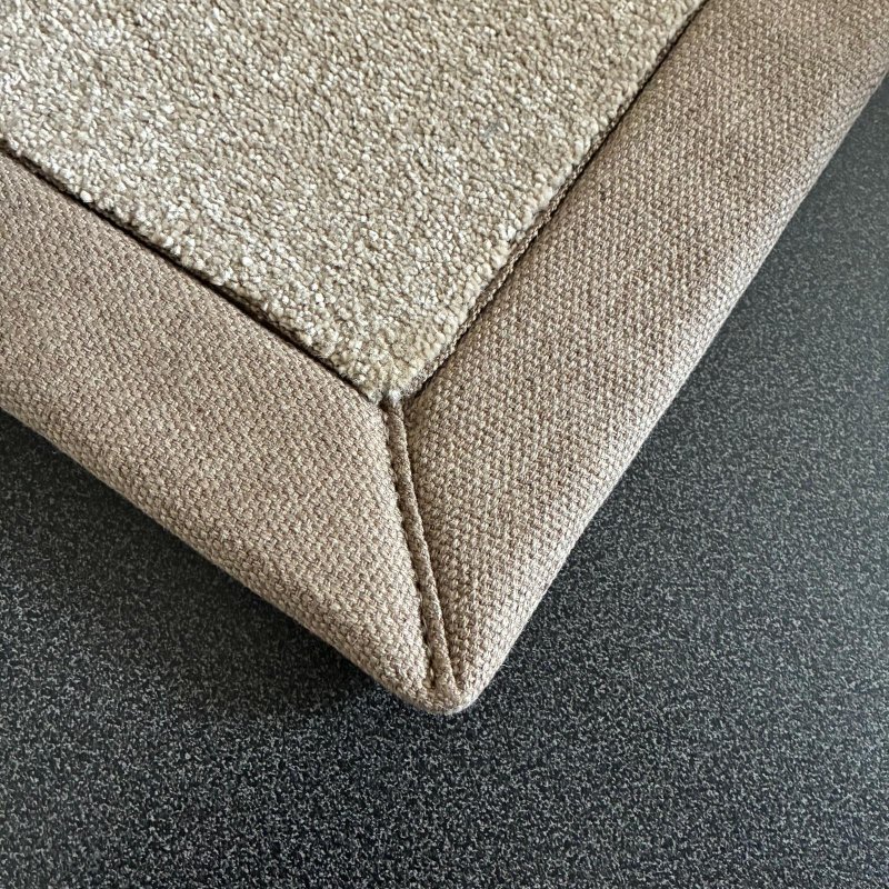 Tapis sur mesure beige foncé doux et résistant finition gansée