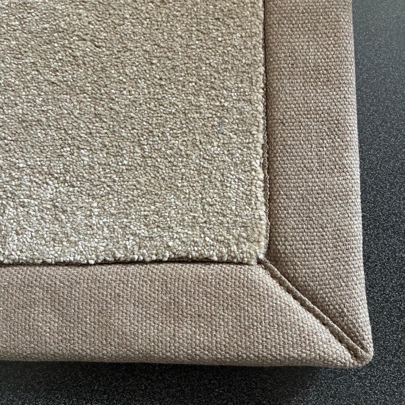 Tapis sur mesure beige foncé doux et résistant finition gansée