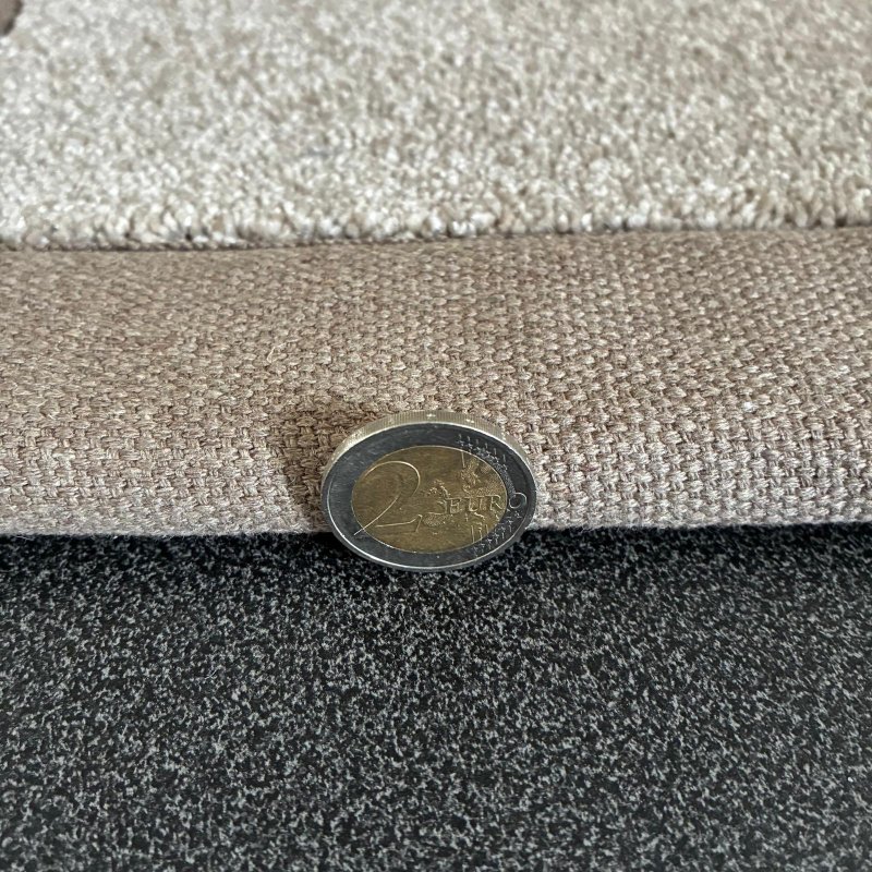 Tapis sur mesure beige foncé doux et résistant finition gansée