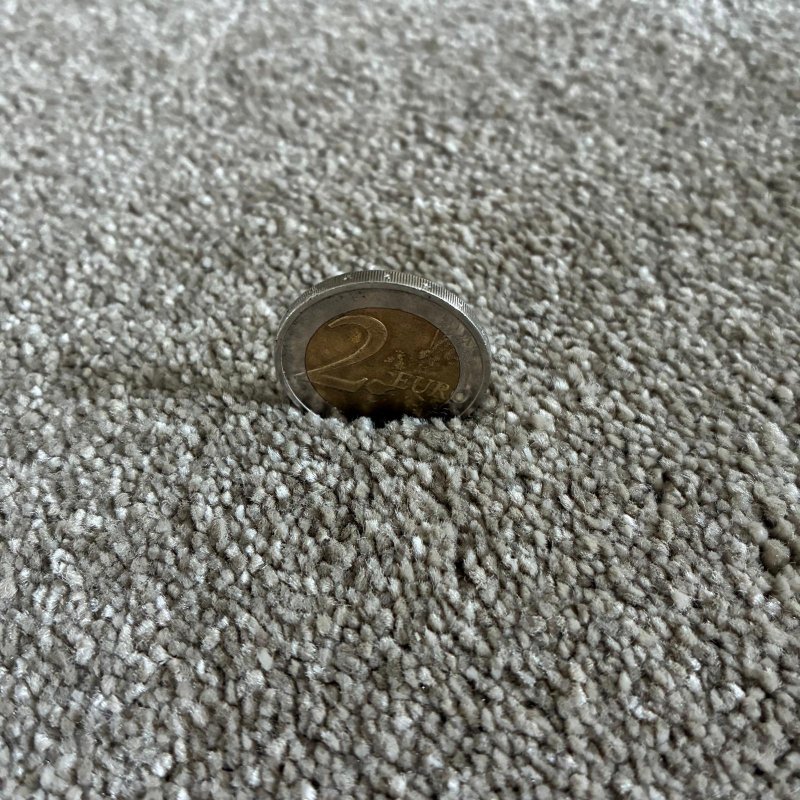 Tapis sur mesure beige foncé doux et résistant finition gansée