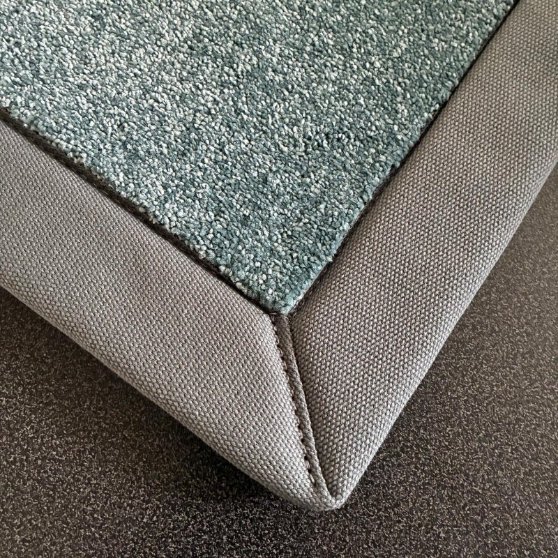 Tapis sur mesure bleu doux et résistant finition gansée