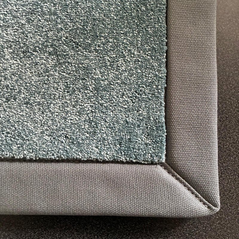 Tapis sur mesure bleu doux et résistant finition gansée