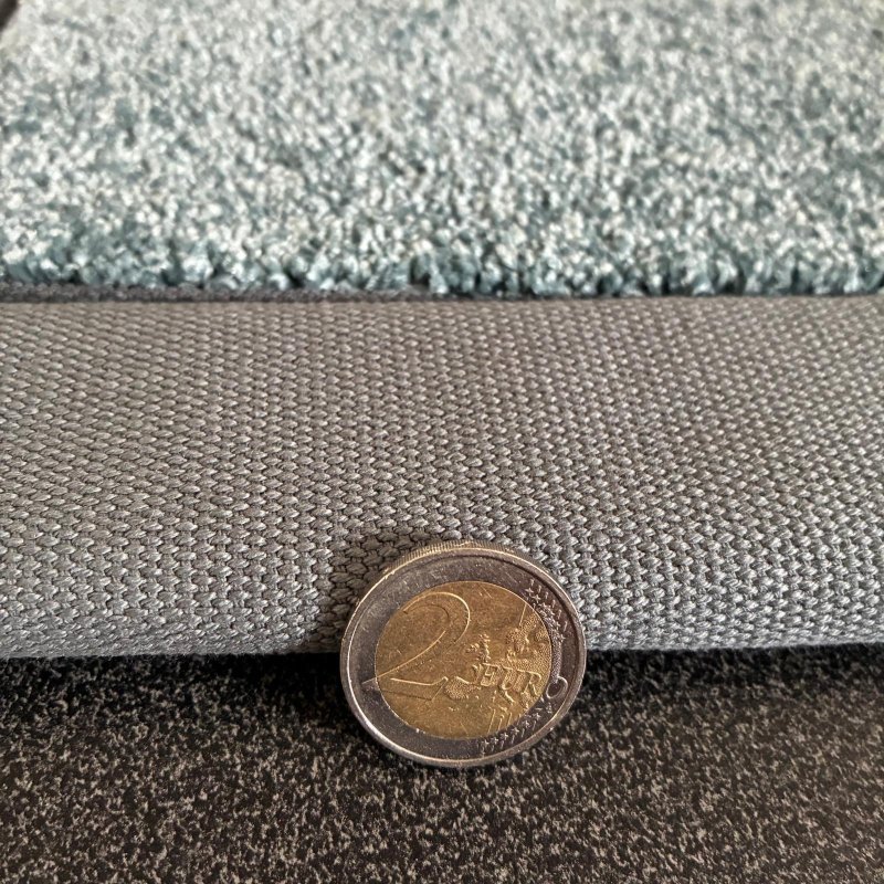 Tapis sur mesure bleu doux et résistant finition gansée