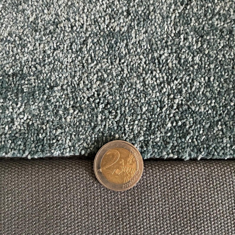 Tapis sur mesure bleu doux et résistant finition gansée
