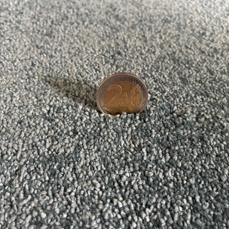 Tapis sur mesure bleu doux et résistant finition gansée