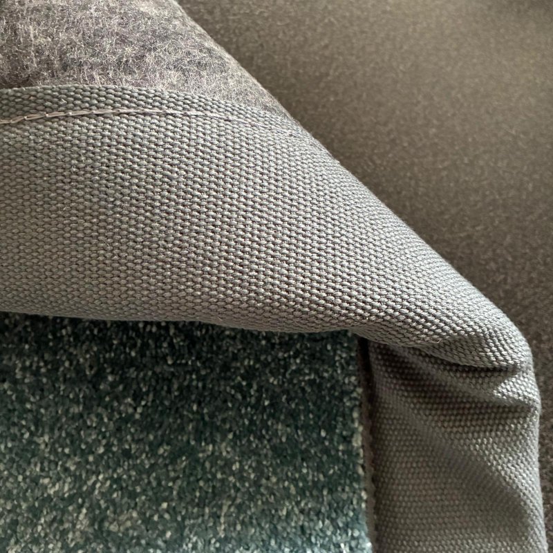 Tapis sur mesure bleu doux et résistant finition gansée