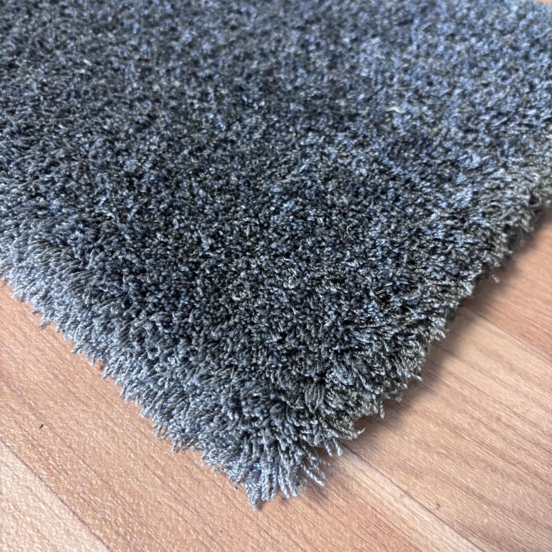 Tapis sur mesure gris foncé épais et très doux