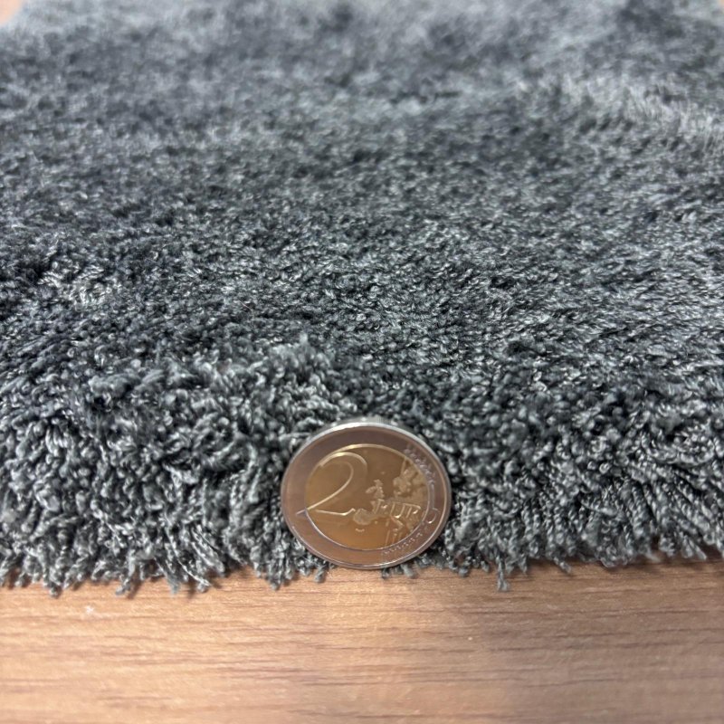 Tapis sur mesure gris foncé épais et très doux