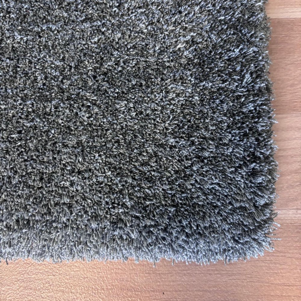 Tapis sur mesure gris foncé épais et très doux