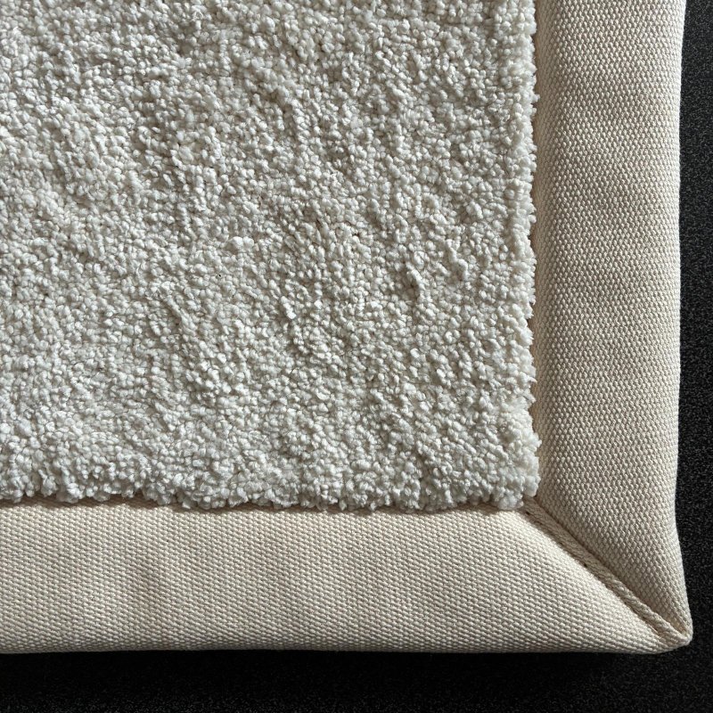 Tapis sur mesure ivoire épais et moelleux finition gansée
