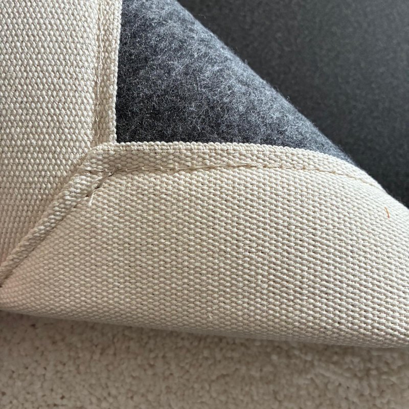 Tapis sur mesure ivoire épais et moelleux finition gansée