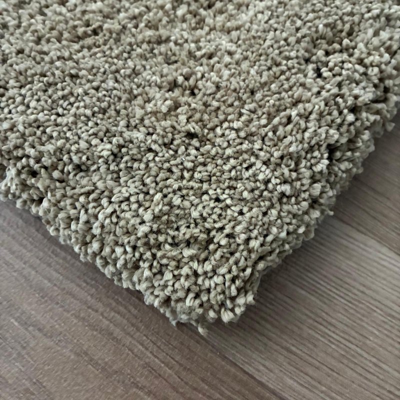 Tapis sur mesure beige foncé épais et moelleux