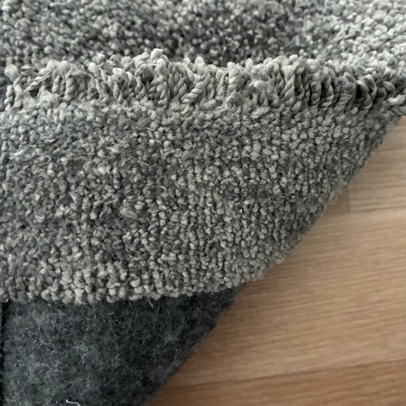 Tapis sur mesure gris foncé épais et moelleux