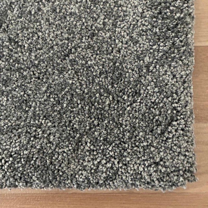 Tapis sur mesure gris foncé épais et moelleux