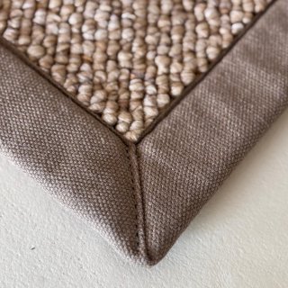 Tapis de salon sur mesure beige clair effet laine bouclée finition gansée