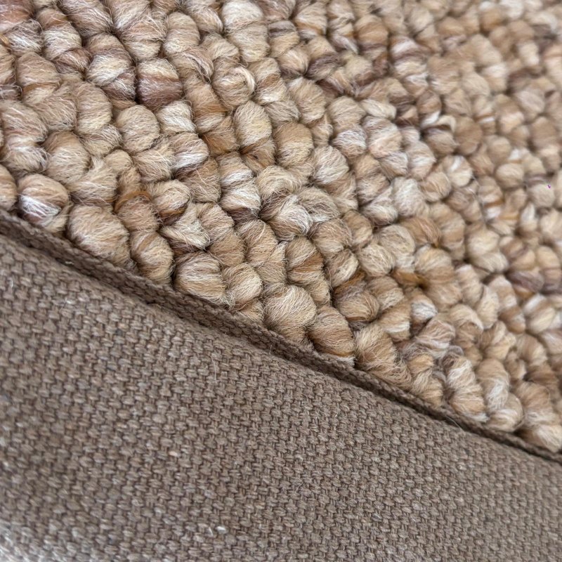 Tapis de salon sur mesure beige clair effet laine bouclée finition gansée