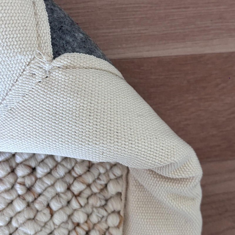 Tapis de salon sur mesure beige clair effet laine bouclée finition gansée