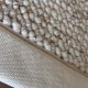 Tapis de salon sur mesure beige clair effet laine bouclée finition gansée