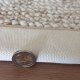 Tapis de salon sur mesure beige clair effet laine bouclée finition gansée