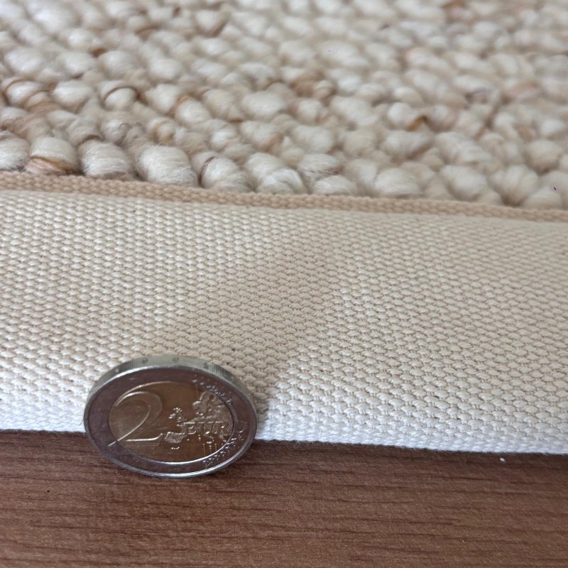 Tapis de salon sur mesure beige clair effet laine bouclée finition gansée