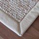 Tapis de salon sur mesure beige clair effet laine bouclée finition gansée