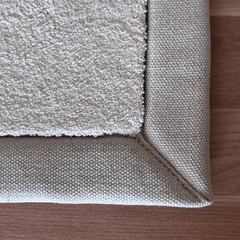 Tapis sur mesure ivoire doux et résistant finition gansée