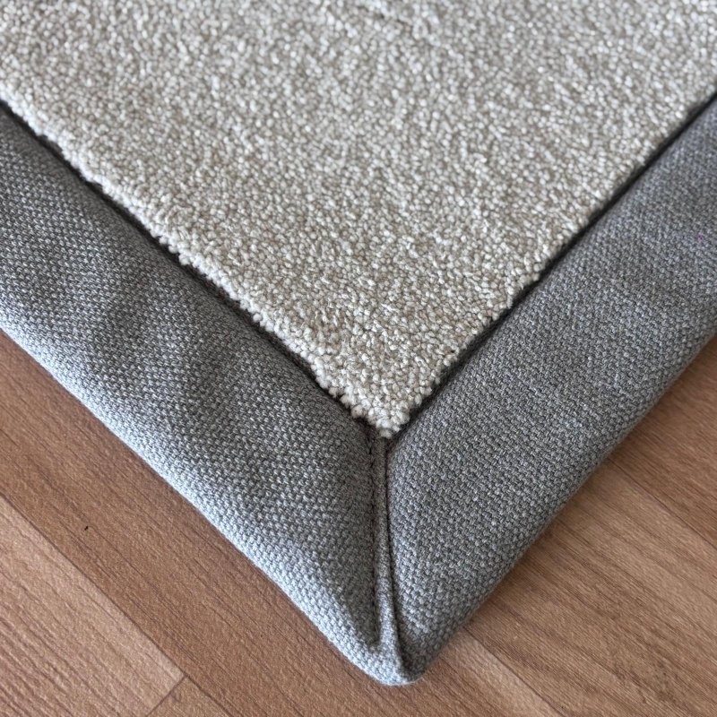 Tapis sur mesure gris clair doux et résistant finition gansée