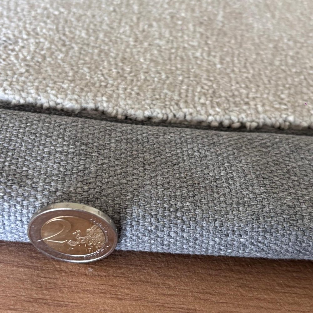 Tapis sur mesure gris clair doux et résistant finition gansée