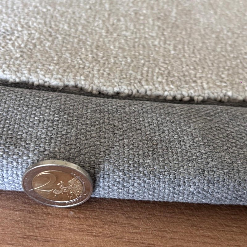 Tapis sur mesure gris clair doux et résistant finition gansée