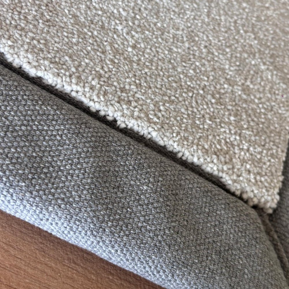 Tapis sur mesure gris clair doux et résistant finition gansée