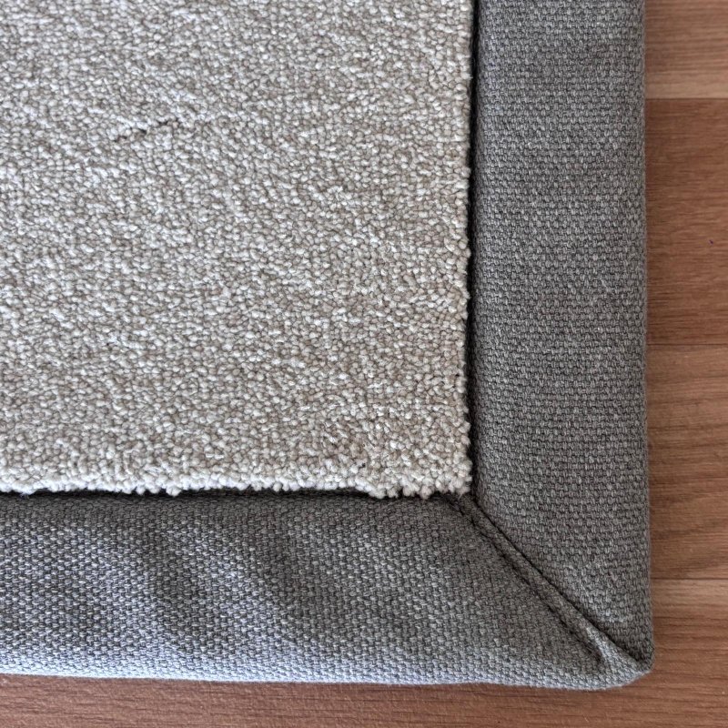 Tapis sur mesure gris clair doux et résistant finition gansée
