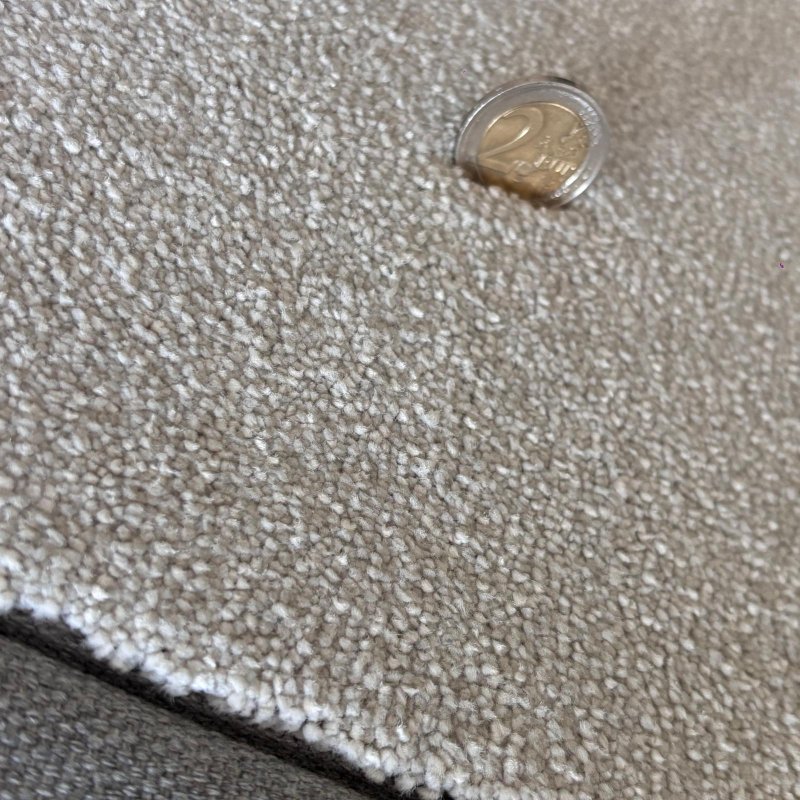Tapis sur mesure gris clair doux et résistant finition gansée