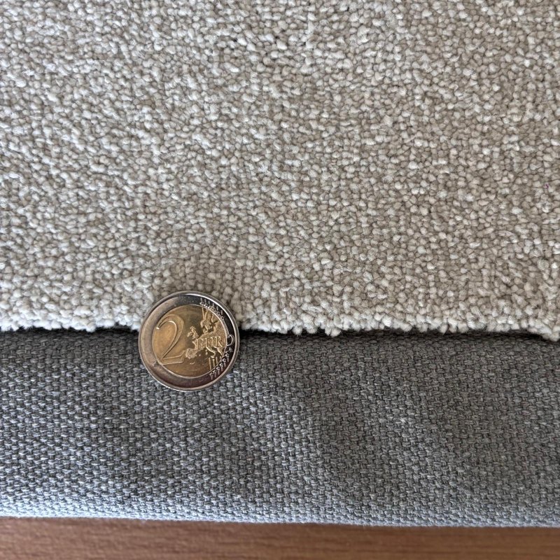 Tapis sur mesure gris clair doux et résistant finition gansée