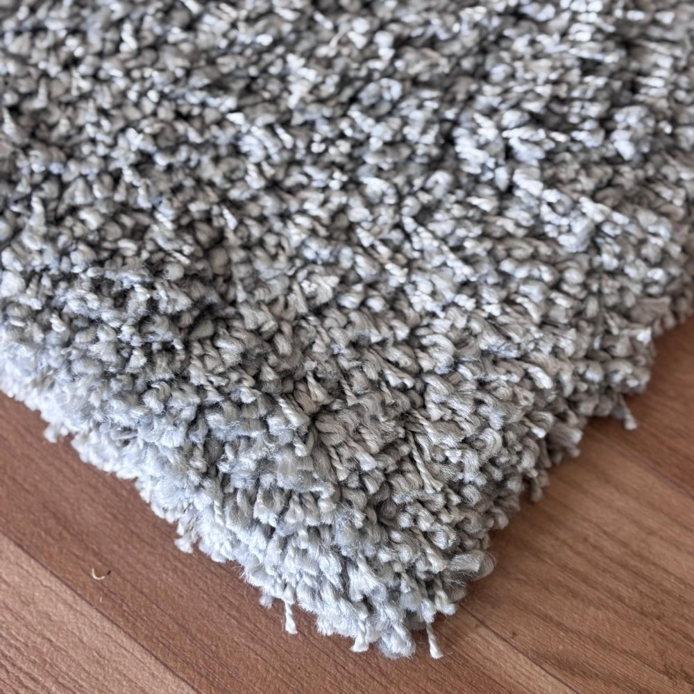 Tapis shaggy sur mesure gris clair épais et très doux finition galon