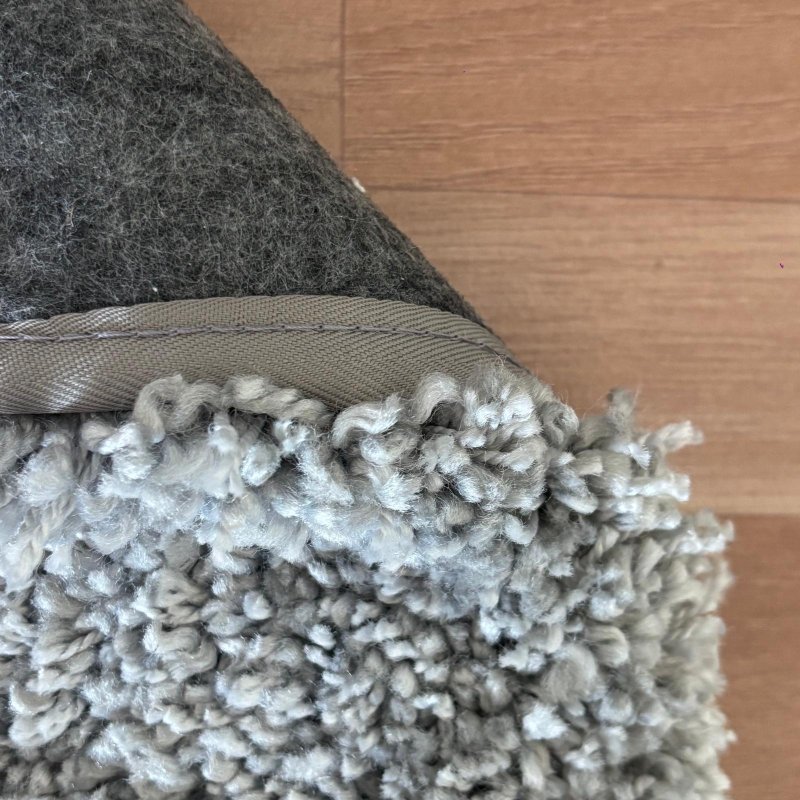 Tapis shaggy sur mesure gris clair épais et très doux finition galon
